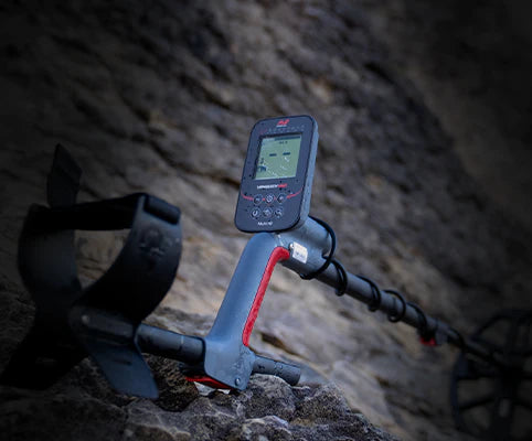Minelab Vanquish 360 Multi-Frequncy Waterproof Metal Detector Adventure Pack with PRO-FIND 35 Pinpointer, Digging Tool, Finds Pouch, and Gloves