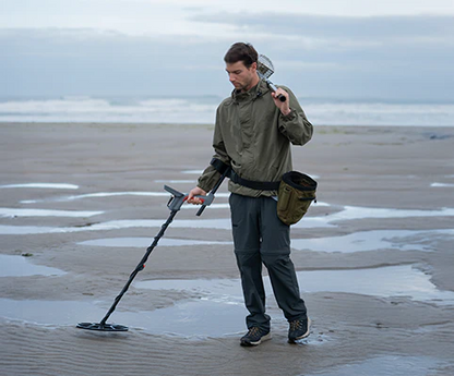 Minelab Vanquish 460 Multi-Frequncy Waterproof Metal Detector Adventure Pack with PRO-FIND 35 Pinpointer, Digging Tool, Finds Pouch, and Gloves