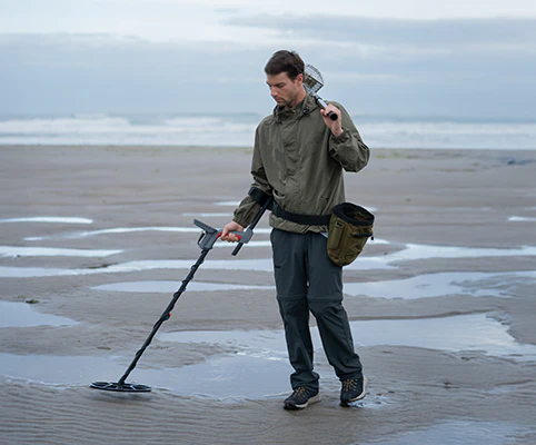 Minelab Vanquish 460 Multi-Frequncy Waterproof Metal Detector Adventure Pack With Diggier, Pouch, & Gloves