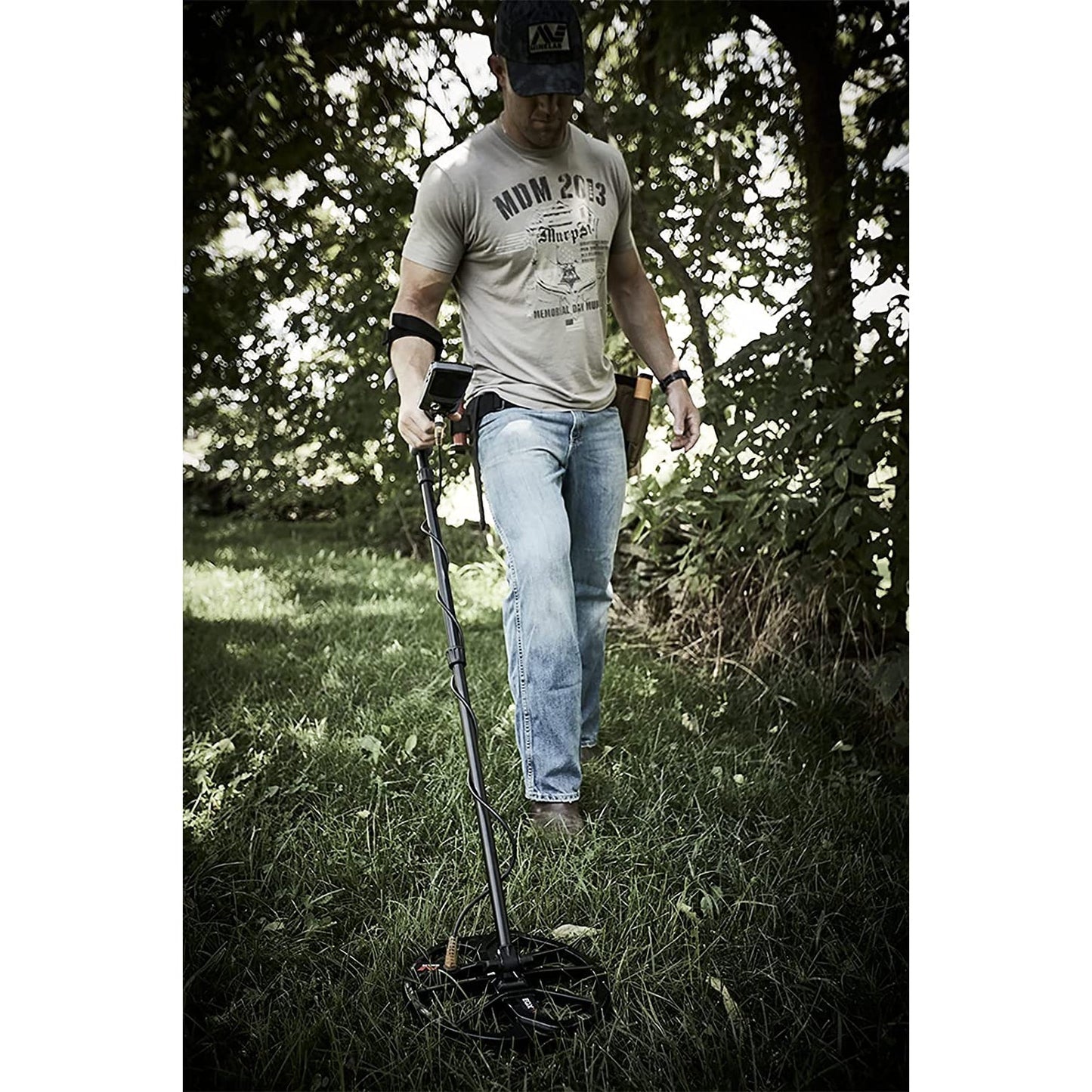 Minelab Equinox 800 Waterproof Multi-Frequency Metal Detector with 11" DD Coil, Gold Mode, Pro-Find 35 Pinpointer and Carry Bag