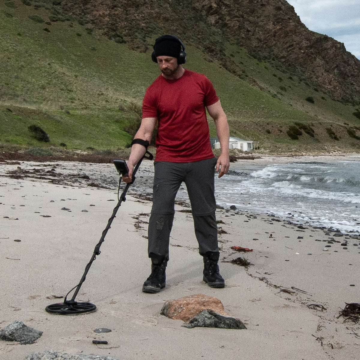 Minelab Equinox 900 Waterproof Multi-Frequency Metal Detector with 11", 6" DD Coils, Bagpack and Pro Find 40 Pinpointer