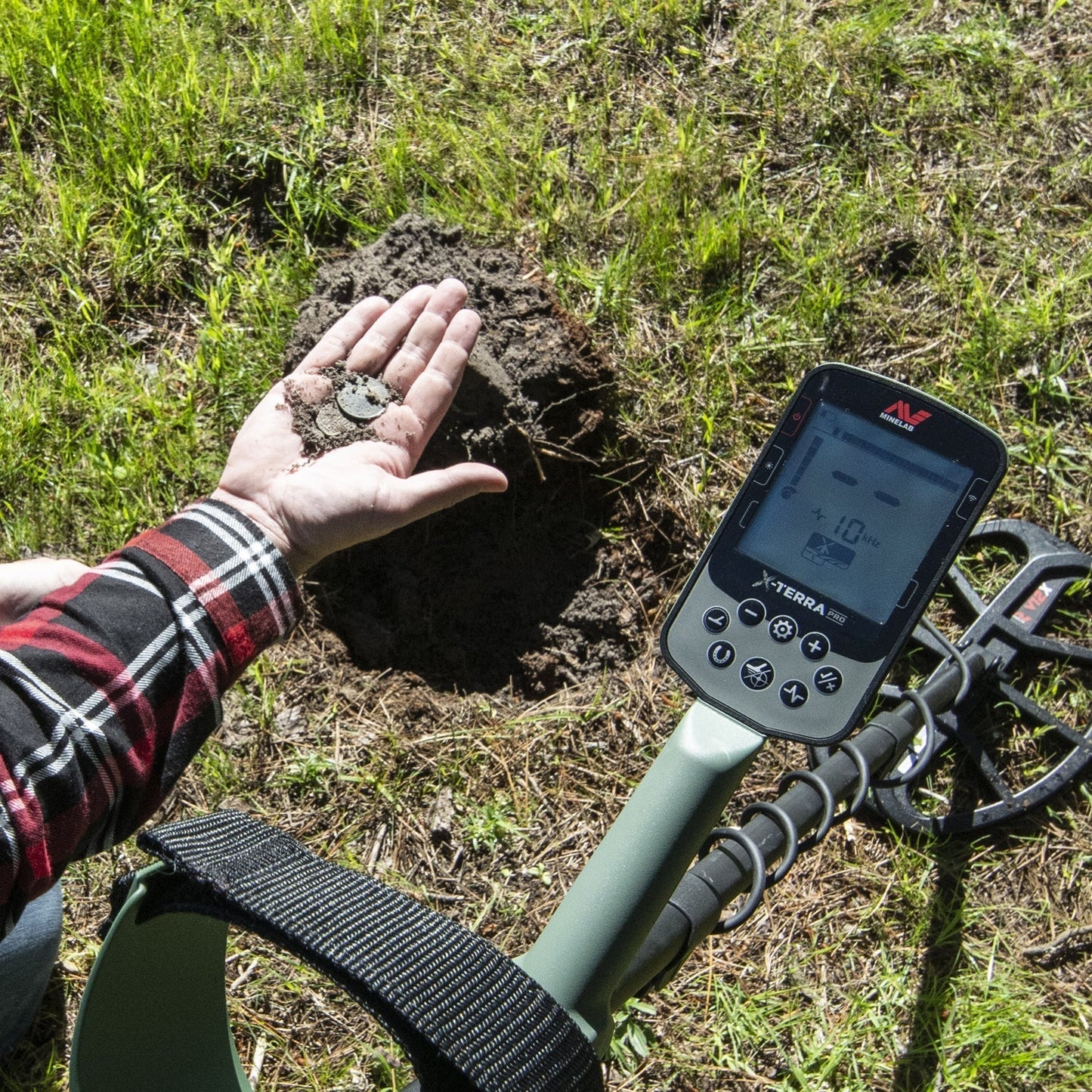 Minelab X-Terra Pro Waterproof Metal Detector with ML-85 Wireless Headphones and Pro-Find 40 Pinpointer